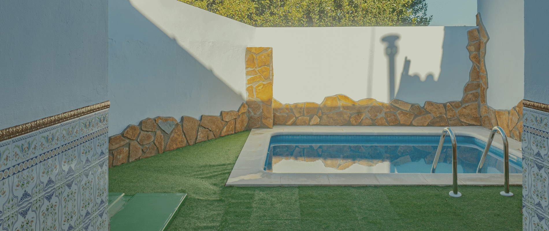 Barbacoa, piscina <br> y sala de juegos